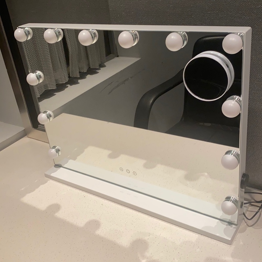 Vanity/make up mirror with LED lights